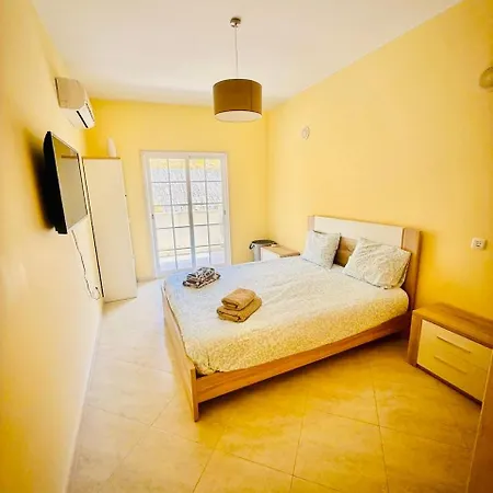 Lovely 2 Bed Apartment Near The Beach